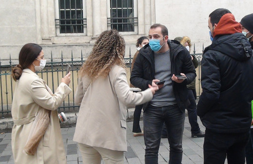 İstanbul İstiklal Caddesi'nde polise karşı gelen kadın turistler gözaltına alındı