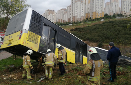 Kayaşehir'de İETT otobüsü yoldan çıktı faciadan dönüldü
