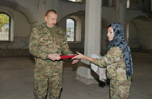 Azerbaycan Cumhurbaşkanı Aliyev ve eşinden örnek hareket