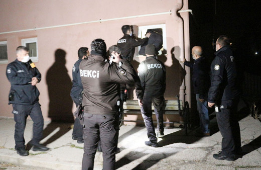 Aksaray'da müdürlük binasında hırsızlık alarmı: Bekçiler tuvalet penceresinden müdahale etti