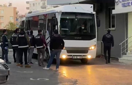 Menemen Belediye Başkanı'yla birlikte gözaltına alınan 25 şüpheli adliyede