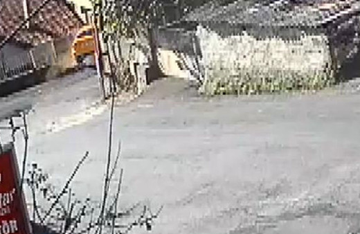 Sarıyer'de taksi evin bahçesine girdi! Şoför yaralandı
