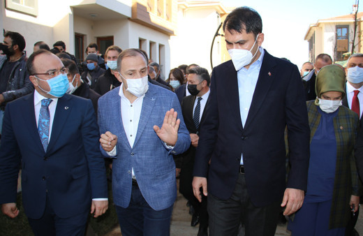 Çevre ve Şehircilik Bakanı Murat Kurum, Elazığ'da tamamlanan deprem konutlarını inceledi