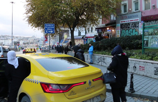 İstanbul'da dilenci dehşeti! Yolda kaldık diye dilenirken gazeteciye saldırıp taksi ile kaçtılar