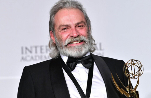 Haluk Bilginer 2020 Uluslararası Emmy Ödülleri'nde En İyi Erkek Oyuncu'yu anons etti