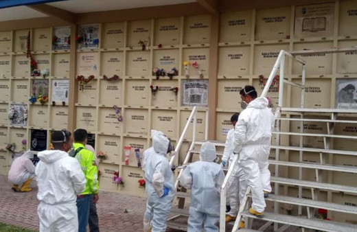 Ekvador’da koronavirüsten ölenler mezardan çıkarılıyor kimlikleri tespit edilecek