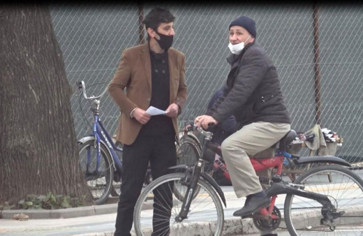 Maske takmayanlara testinin pozitif çıktığını söyleyip adres sordu