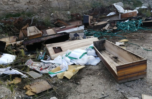 Denizli'de yol kenarına atılmış onlarca koronavirüslü tabut bulundu