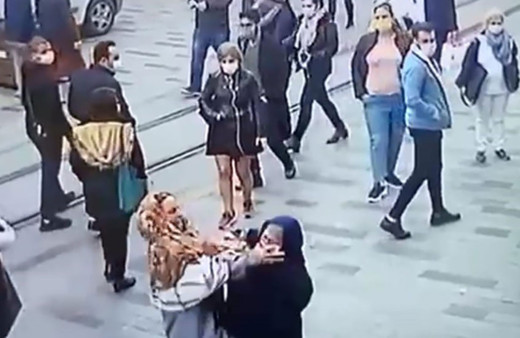 Taksim'de akılalmaz görüntüler! Dilenciler rant için kavga etti dolandırıcı boğazına jilet dayadı