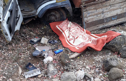 Adıyaman'da kamyonet şarampole uçtu! Kazanın ardından yürek yakan görüntü