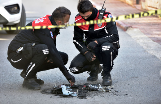 Antalya'da polis üniforması ve teçhizatı yakan şüpheli aranıyor