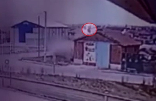 Konya'da takla atan araçtan savrulan sürücü evin çatısına uçtu