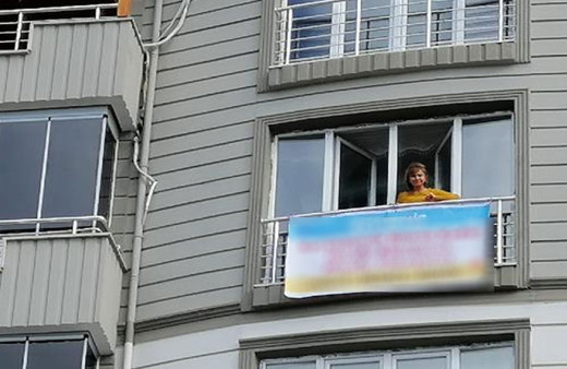 Tokat'ta evinin camına 'koronavirüs bitene kadar misafir almıyoruz' yazılı afiş astı