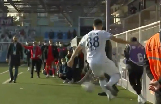 Adana Demirsporlu Anıl Karaer'den top toplayıcı çocuğa skandal hareket