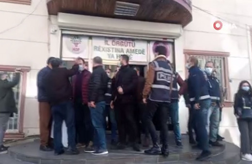 HDP’liler ile evlat nöbeti tutan aileler arasında gerginlik: Hoşt senin sülalendir