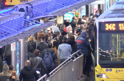 İstanbul Cevizlibağ metrobüs durağında korkutan manzara