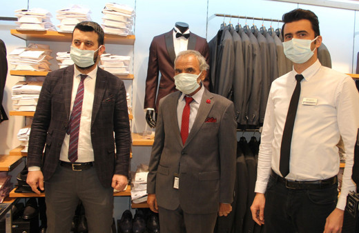 Isparta’da 66 yaşındaki adam hayatında ilk kez takım elbise giydi