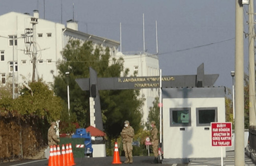 Diyarbakır merkezli 5 ilde operasyon 2'si memur 12 kişi gözaltına alındı