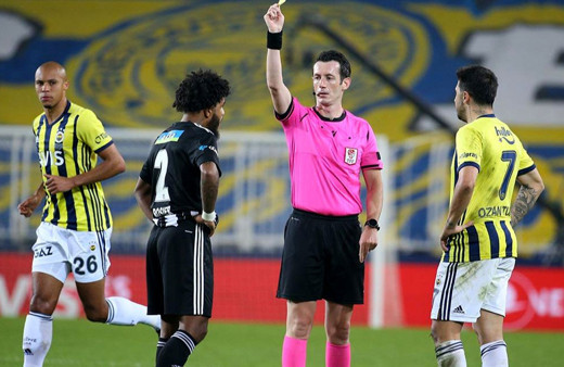 Derbinin hakemi Tugay Kaan Numanoğlu kızağa çekiliyor