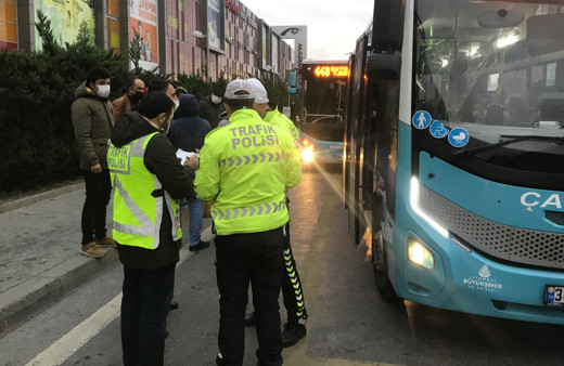 Minibüsten indirilen fazla yolcudan polise ilginç tepki