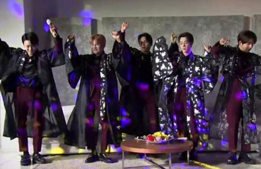 Güney Koreli ünlü K-Pop grubu erik dalı oynadı