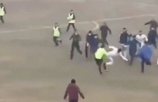 Özbekistan’da futbolcudan hakeme uçan tekme