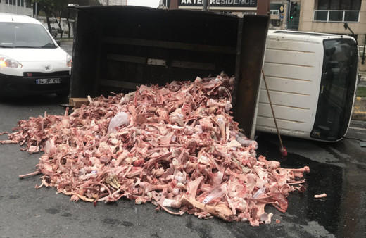 Büyükçekmece'de freni tutmadı devrildi! Yüzlercesi yola saçıldı