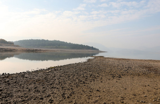 İzmir'de korkutan görüntü! Baraj suları altında kalan köyün kalıntıları ortaya çıktı