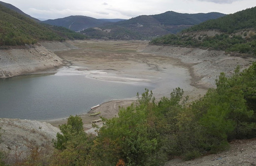 Samsun'da Altınkaya Barajı'nda sular çekildi, kayıklar karada kaldı