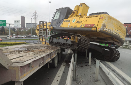 Basın Ekspres Yolu'nda kepçe taşıyan tır kaza yaptı