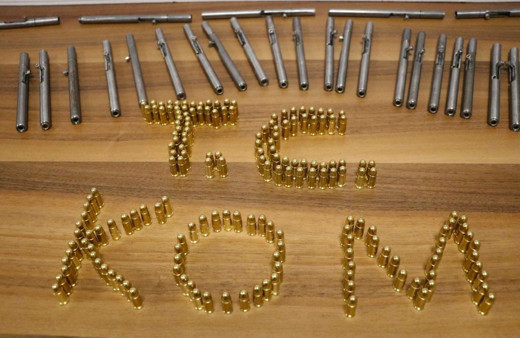 Denizli'de kalem görünümlü 50 suikast silahı ele geçirildi