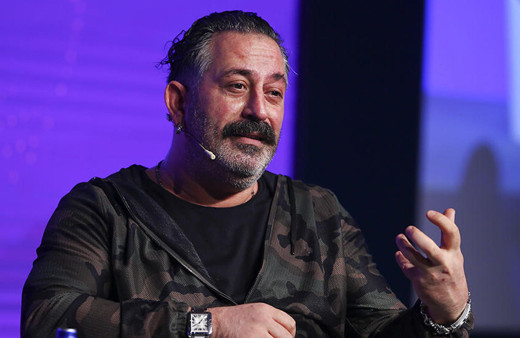 Cem Yılmaz'ın sinirleri epey gergin! Gazetecilere 'çocuk aldırdım' deyip tersledi