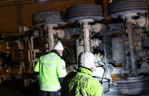 Zeytinburnu'nda toprak yüklü hafriyat kamyonu yola devrildi! Sürücü yaralandı