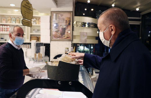 Cumhurbaşkanı Recep Tayyip Erdoğan, Çengelköy'de dondurmacıya uğradı