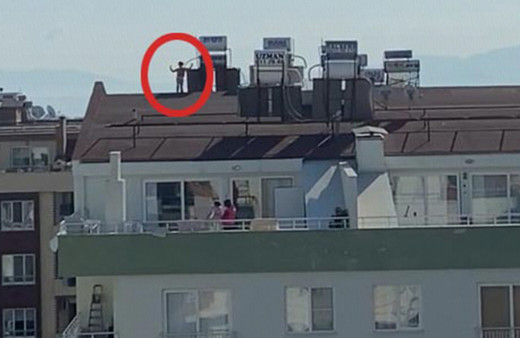 Aydın Didim'de 5 katlı binanın çatısında korkutan oyun