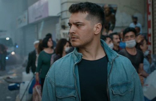 BluTV Çağatay Ulusoy'un yeni dizisini açıkladı! Herkesi ters köşe yapacak proje