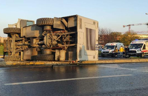 Küçükçekmece D-100 yan yolda TOMA devrildi