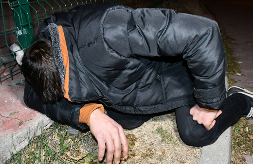 Aksaray'da 3 yıldır peşini bırakmadı! Eski koca balkondan girdi boğazına bıçak dayadı