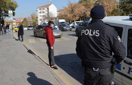 Aksaray'da akşam test yaptırdı sabah sokakta! Belirtileri olan genç pozitif çıktı