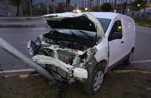 Samsun'da kavşakta iki araç kafa kafaya çarpıştı: Yaralılar var