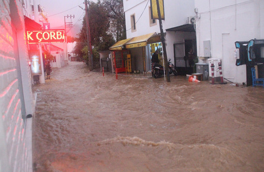 Muğla'nın turizm cenneti Bodrum'u sağanak vurdu