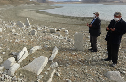 Baraj çekildi mezarlar ortaya çıktı! Sivas'ta yüzmeye korkuyorlardı
