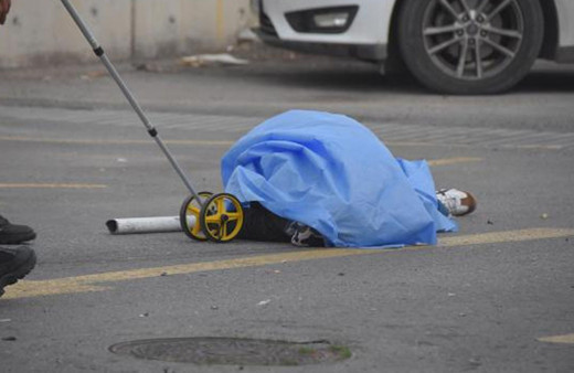 İzmir'de kontrolden çıkan otomobil dehşeti! 2 kadından biri hayatını kaybetti