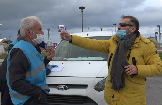 Kısıtlamayı ihlal eden sürücü polislerin ateşini ölçmek isteyip kimlik sordu