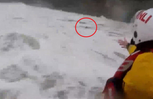 İngiltere’de genç sörfçü dalgaların arasından böyle kurtarıldı