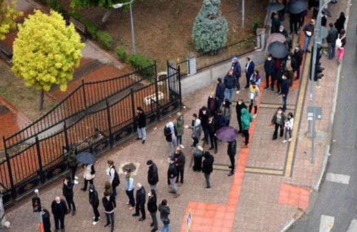 Sosyal mesafe kuralını ihlal edildi! Mersin Adliyesi önünde HES kodu kuyruğu