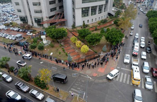 Sosyal mesafe kuralını ihlal edildi! Mersin Adliyesi önünde HES kodu kuyruğu