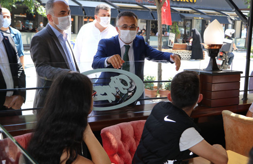 Rize'de maske ve mesafe kurallarına uymayan polislere ceza! Vali Kemal Çeber ödedi