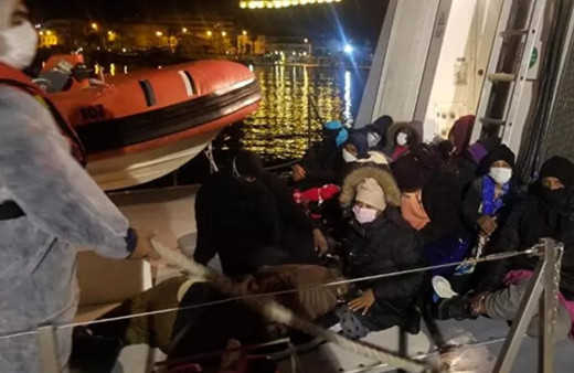 İzmir'de Türk kara sularına itilen 69 sığınmacı kurtarıldı