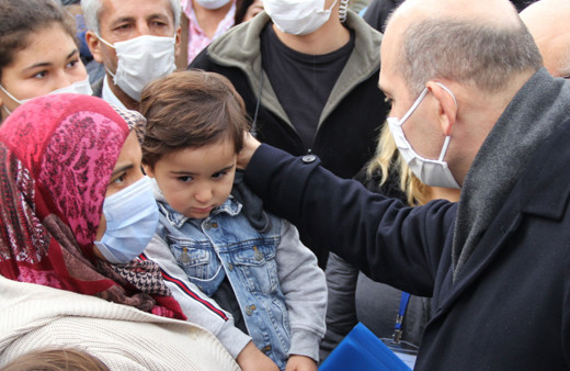 İçişleri Bakanı Süleyman Soylu, İzmir’de konteyner kenti ziyaret etti